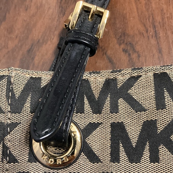 Michael Kors Handbag - Picture 4 of 9